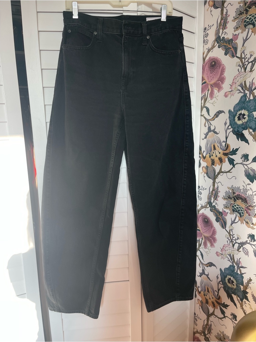 women’s gap black barrel jeans- long